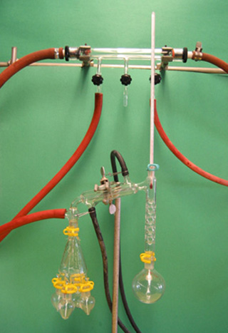 A vacuum distallation apparatus. A vacuum distallation apparatus.